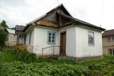  Ukrayna köyündeki ahşap ev. Eski konut binası 