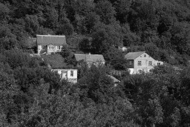 Köyün varoşlarında. Çevrede, şehrin dışında. 