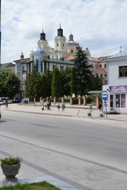 Eski şehrin tarihi kısmı. Eski kasaba, merkez cadde. Dönüşüm Katedrali.