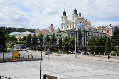 Eski şehrin tarihi kısmı. Eski kasaba, merkez cadde. Dönüşüm Katedrali.
