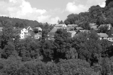 Köyün varoşlarında. Çevrede, şehrin dışında.