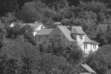 Köyün varoşlarında. Çevrede, şehrin dışında.