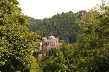 Kilise ve kale duvarları. Şekil değiştirme katedrali. Harika kilise. 