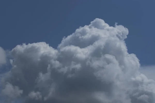 하늘에 뭉게구름 — 스톡 사진