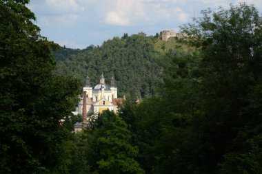 Kilise ve kale duvarları. Şekil değiştirme katedrali. Harika kilise. 