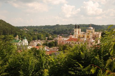İki tapınak, bir kilise ve bir kilise. Şekil değiştirme katedrali. St. Nicholas Katedrali. Fransisken Manastırı.