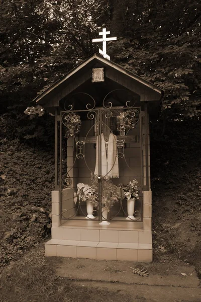 Kapelle Auf Einer Waldlichtung — Stockfoto