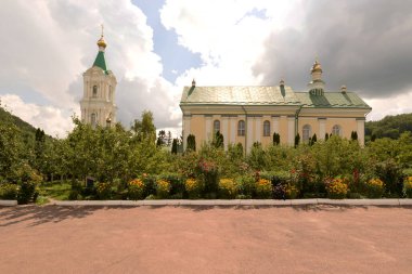 Manastır Epifani Manastırı 'nı inşa ediyor.           