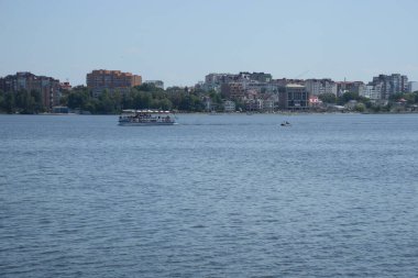 Deniz kıyısında küçük bir kasaba. Sahil kenti kıyısında.