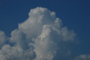 Gökyüzünde beyaz kümülüs bulutu