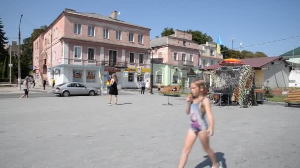 Βιολιστής Στην Πλατεία Νέα Πλατεία Της Παλιάς Πόλης — Αρχείο Βίντεο