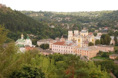 Eski kasabada Noel ağacı. Noel ağacı, eski kasaba. St. Nicholas Katedrali. Fransisken Manastırı. Castle Hill 'in genel manzarası.