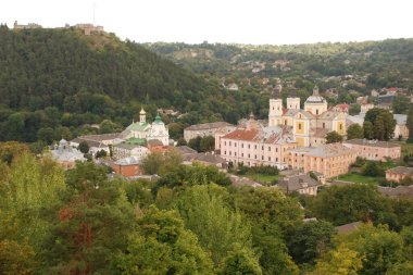 Eski kasabada Noel ağacı. Noel ağacı, eski kasaba. St. Nicholas Katedrali. Fransisken Manastırı. Castle Hill 'in genel manzarası.