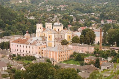 Eski şehrin tarihi kısmı. Eski kasaba, merkez cadde. Şekil değiştirme katedrali. Noel ağacı, eski kasaba..