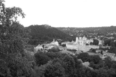 Eski kasabada Noel ağacı. Noel ağacı, eski kasaba. St. Nicholas Katedrali. Fransisken Manastırı. Castle Hill 'in genel manzarası.