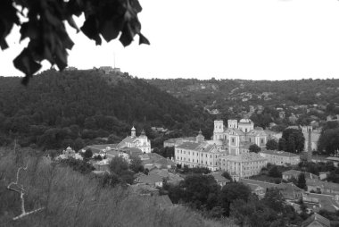 Eski kasabada Noel ağacı. Noel ağacı, eski kasaba. St. Nicholas Katedrali. Fransisken Manastırı. Castle Hill 'in genel manzarası.