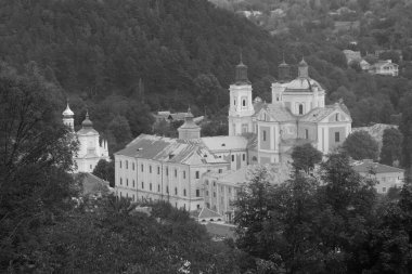 Eski kasabada Noel ağacı. Noel ağacı, eski kasaba. St. Nicholas Katedrali. Fransisken Manastırı. Castle Hill 'in genel manzarası.