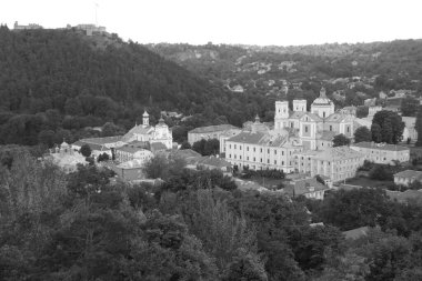 Eski kasabada Noel ağacı. Noel ağacı, eski kasaba. St. Nicholas Katedrali. Fransisken Manastırı. Castle Hill 'in genel manzarası.