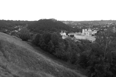 Eski kasabada Noel ağacı. Noel ağacı, eski kasaba. St. Nicholas Katedrali. Fransisken Manastırı. Castle Hill 'in genel manzarası.