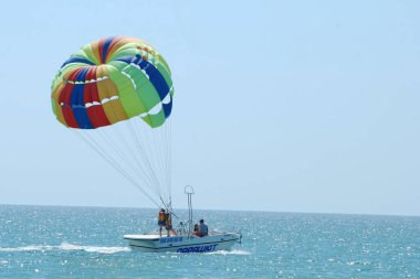 Motorlu tekne ve paraşüt.