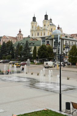 Eski kasabada Noel ağacı. Noel ağacı, eski kasaba. St. Nicholas Katedrali. Fransisken Manastırı. Castle Hill 'in genel manzarası.