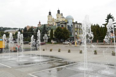 Eski kasabada Noel ağacı. Noel ağacı, eski kasaba. St. Nicholas Katedrali. Fransisken Manastırı. Castle Hill 'in genel manzarası.