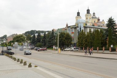 Eski kasabada Noel ağacı. Noel ağacı, eski kasaba. St. Nicholas Katedrali. Fransisken Manastırı. Castle Hill 'in genel manzarası.