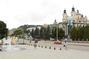 Eski kasabada Noel ağacı. Noel ağacı, eski kasaba. St. Nicholas Katedrali. Fransisken Manastırı. Castle Hill 'in genel manzarası.