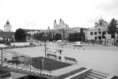 Eski kasabada Noel ağacı. Noel ağacı, eski kasaba. St. Nicholas Katedrali. Fransisken Manastırı. Castle Hill 'in genel manzarası.