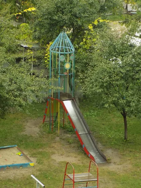 Plac Zabaw Dla Dzieci Specjalnie Wyposażone Miejsce Ogrodzie Lub Parku — Zdjęcie stockowe