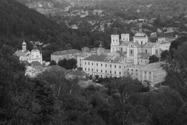 Eski kasabada Noel ağacı. Noel ağacı, eski kasaba. St. Nicholas Katedrali. Fransisken Manastırı. Castle Hill 'in genel manzarası.