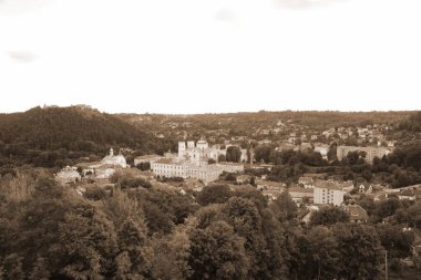 Eski kasabada Noel ağacı. Noel ağacı, eski kasaba. St. Nicholas Katedrali. Fransisken Manastırı. Castle Hill 'in genel manzarası.