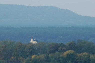 Sonsuz ormanlar ve tarlalar. Kilise.