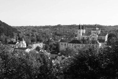 Eski kasabada Noel ağacı. Noel ağacı, eski kasaba. St. Nicholas Katedrali. Fransisken Manastırı. Castle Hill 'in genel manzarası.