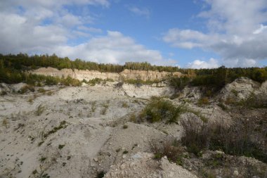 Eski, terk edilmiş bir tebeşir ocağı. Eski karışık sonbahar ormanı.