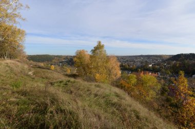 Eski karışık sonbahar ormanı. Eski karışık sonbahar ormanı. Birch (Btula), huş ağacından (Betulaceae) yaprak döken ağaçların ve çalıların bir cinsidir.)
