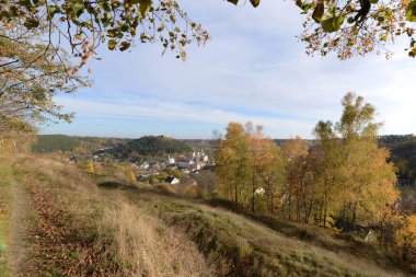 Eski kasabada Noel ağacı. Noel ağacı, eski kasaba. St. Nicholas Katedrali. Fransisken Manastırı. Castle Hill 'in genel manzarası.