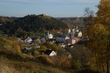 Eski kasabada Noel ağacı. Noel ağacı, eski kasaba. St. Nicholas Katedrali. Fransisken Manastırı. Castle Hill 'in genel manzarası.