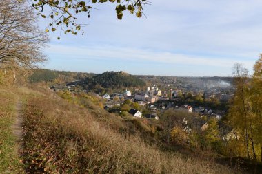 Eski kasabada Noel ağacı. Noel ağacı, eski kasaba. St. Nicholas Katedrali. Fransisken Manastırı. Castle Hill 'in genel manzarası.