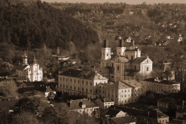 Eski kasabada Noel ağacı. Noel ağacı, eski kasaba. St. Nicholas Katedrali. Fransisken Manastırı. Castle Hill 'in genel manzarası.