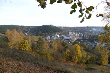 Eski kasabada Noel ağacı. Noel ağacı, eski kasaba. St. Nicholas Katedrali. Fransisken Manastırı. Castle Hill 'in genel manzarası.