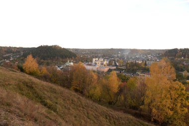 Eski kasabada Noel ağacı. Noel ağacı, eski kasaba. St. Nicholas Katedrali. Fransisken Manastırı. Castle Hill 'in genel manzarası.