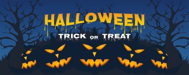 Kabak elementleri ve ağaç siluetiyle Cadılar Bayramı arkaplanı