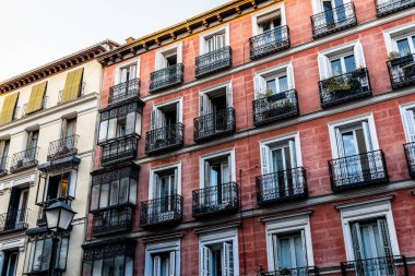 Madrid 'de Chueca Mahallesi' nde balkonları olan eski Konut Binaları