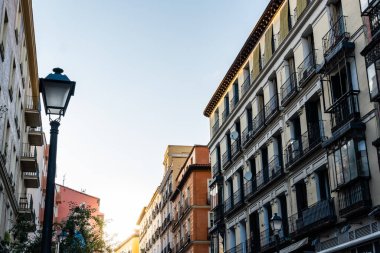 Madrid 'de Chueca Mahallesi' nde balkonları olan eski Konut Binaları
