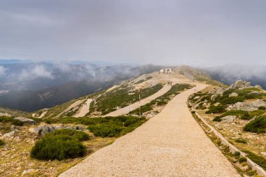 Bola del Mundo dağında gökyüzü kaldırma yolu