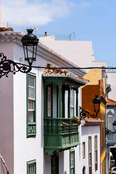 Architettura coloniale tradizionale delle isole Canarie con case colorate a Santa Cruz de la Palma — Foto Stock