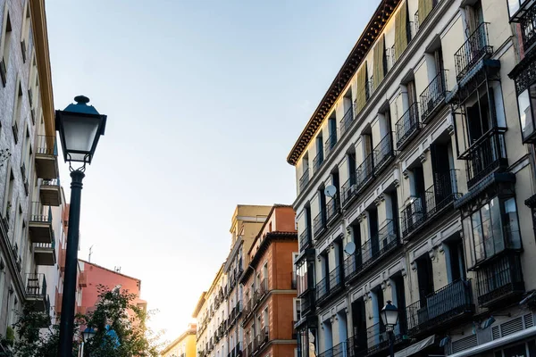 Edificios Residenciales Antiguos con balcones en el barrio de Chueca en Madrid — Foto de Stock