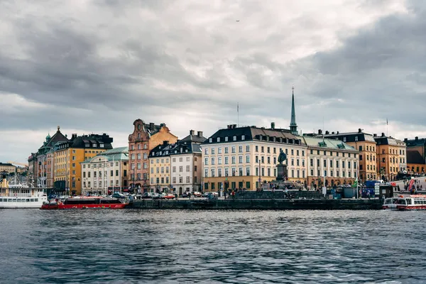 Cityscape και προκυμαία του Gamla Stan τρίμηνο στη Στοκχόλμη — Φωτογραφία Αρχείου