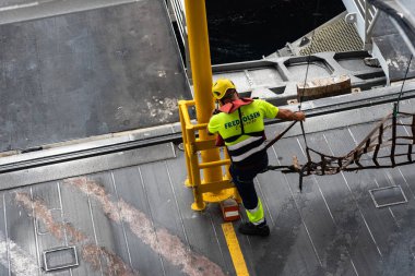 Denizci ayrılmadan önce gemide çalışıyor.